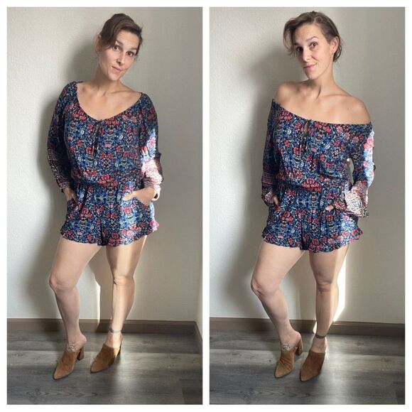 American Eagle Romper Blue Red Floral Medium Viscose Pockets Vacation - Picture 1 of 12